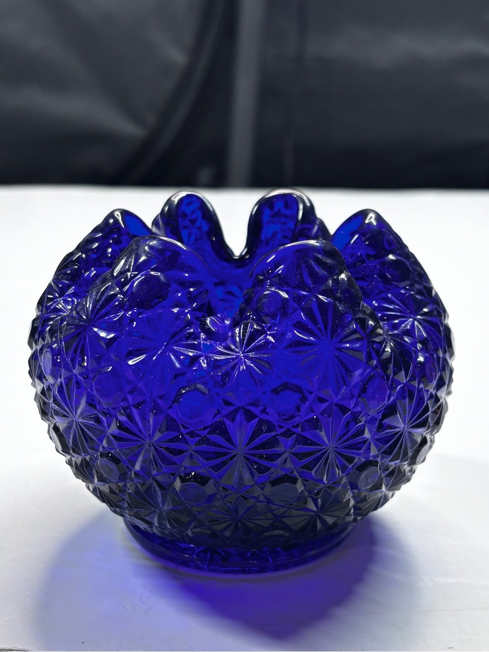 L.E. Smith Glass cobalt blue Daisy and Button pattern crimped rose bowl